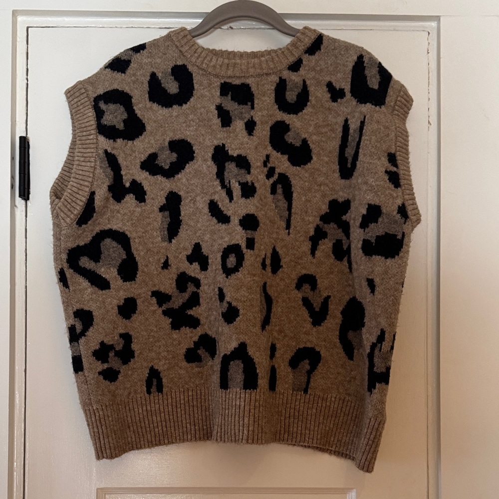 Leopard Print Sleeveless Sweater Vest